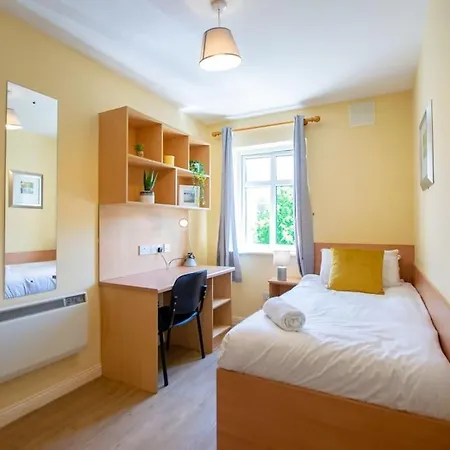 74 - 4 Bed Townhouse With Parking